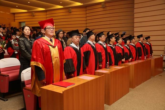 毛丽娟副院长宣读了授予博士学位决定书.本次共有49位博士授予了学位.